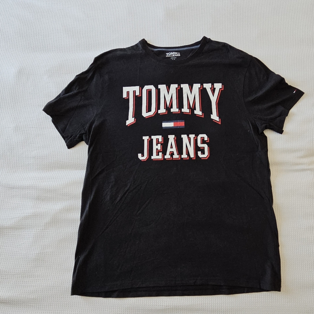 Like New Large Black Tommy Hilfiger T-shirt